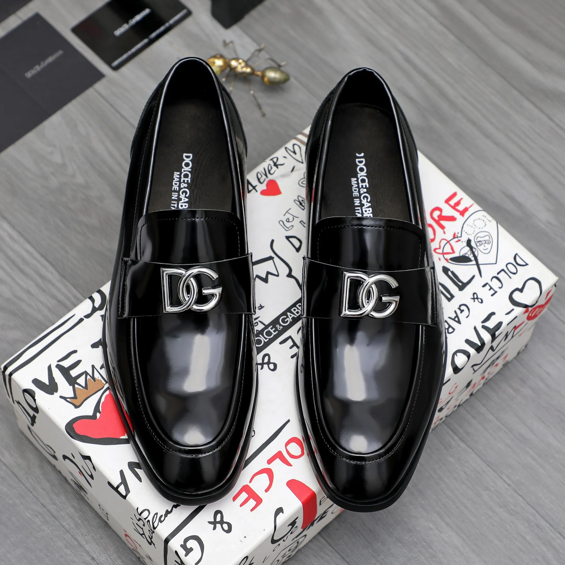 Men's shoes 💰500 Product trademark: DG (Dolce & Gabbana) business casual leather shoes Regular size: 38-45 (45 is custom-made and non-returnable) Product materials: Selected pearlescent cowhide upper, cowhide lining, original outsole